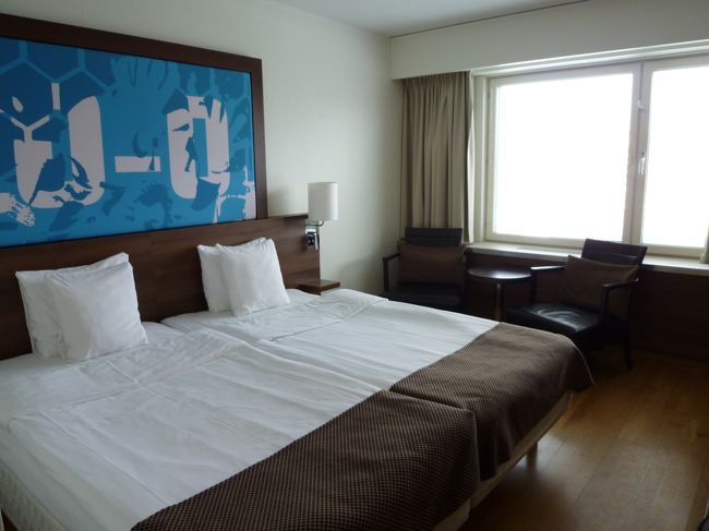 旧市街からちょっと離れているためか、１泊ツイン朝食付きで10,400円でした。<br /><br />部屋もすっきりしていい感じです。