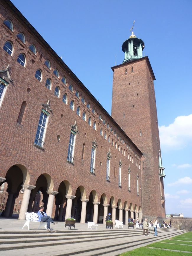 ちょっと休憩して、街に出かけることにしました。<br /><br />まずは、ストックホルム市庁舎へ。<br />市庁舎は、中のホールでノーベル賞の晩さん会が行われることで有名です。<br />