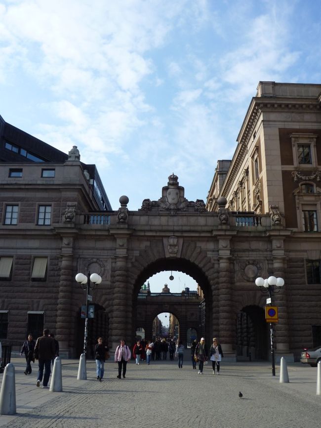 立派な門が見えてきました。<br /><br />