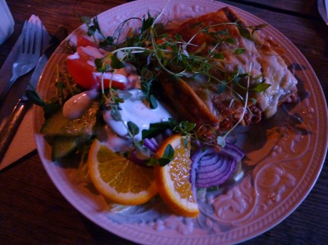 大広場に面したカフェ「Kaffekoppen」で夕食です。<br /><br />ラザニアとジャケットポテトを頼みました。<br />どちらもボリュームがあり、おいしかったです。