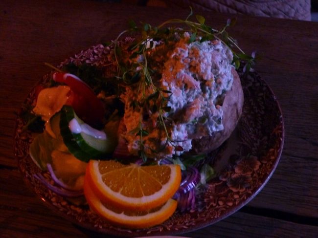 こちらはジャケットポテト。<br />シーフードの入ったソースがかかっていて、おいしかったです。<br /><br />飲み物と併せて、230SEKでした。（約3,000円）<br />円高のためか、北欧＝物価高というのをそれほど感じませんでした。<br /><br />