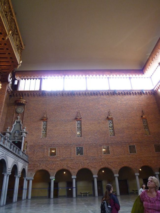 この日は、前日に予約していた市庁舎のツアーへ。<br /><br />まず案内されるのがブルーホール。<br /><br />ここでノーベル賞の祝賀会が行われます。<br /><br />青色の広間といわれ、青色になるべき広間だったそうですが、レンガ色の美しい赤色が残されたそうです。<br />名前は、そのまま設計時のままのブルーホールだそうです。<br /><br />想像していたホールより地味な印象でした。<br />