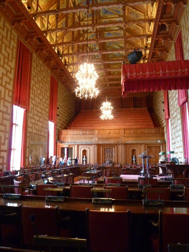 次は、市議会の議場です。<br /><br />天井はヴァイキングルネッサンス様式が取りいれられた珍しい造りです。