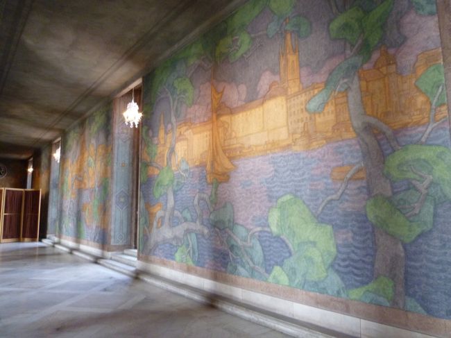 鏡の間。<br /><br />窓の外に見える風景が壁に描かれています。<br /><br />市の表敬訪問のレセプションに使われるそうです。