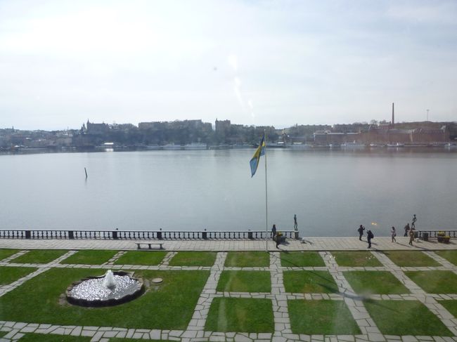 鏡の間から見える風景。<br /><br />この風景がこの部屋の壁に描かれているので、「鏡」の間、というわけです。