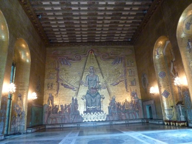 最後は、黄金の間。<br /><br />壁には金箔が貼られていて、まさに黄金の間です。<br /><br />ここは、ノーベル賞授賞パーティの舞踏会のときに使われるそうです。