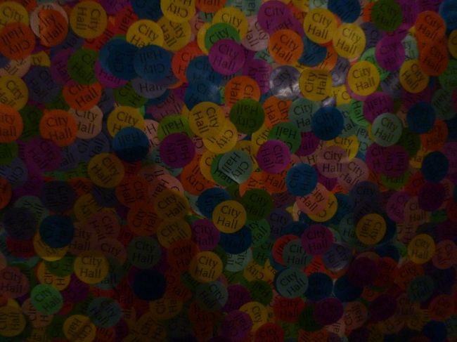 グループごとに色分けされたシールを胸などに貼って見学をします。<br /><br />ツアーが終わって、出口付近にそのシールを張り付けるボードが置いてありました。<br /><br />日本だったら個人がそれぞれ捨てるだろうシールをゴミにせずにアートっぽくしてしまうのがさすがデザイン王国だなあと実感しました。