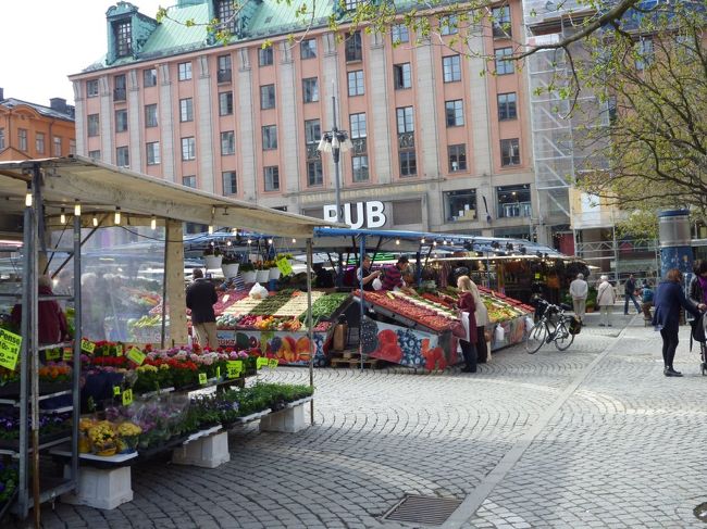 12時15分からの王宮で行われる衛兵交代まで時間があったので、ヒョートレットという市場へ行ってみることにしました。