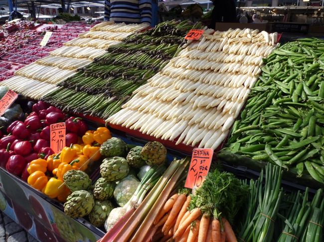 野菜がおいしそう。<br /><br />この時期の名物の白アスパラもありました。<br /><br />市場隣にあったH&amp;Mで服を見たりして、王宮へ向かいました。