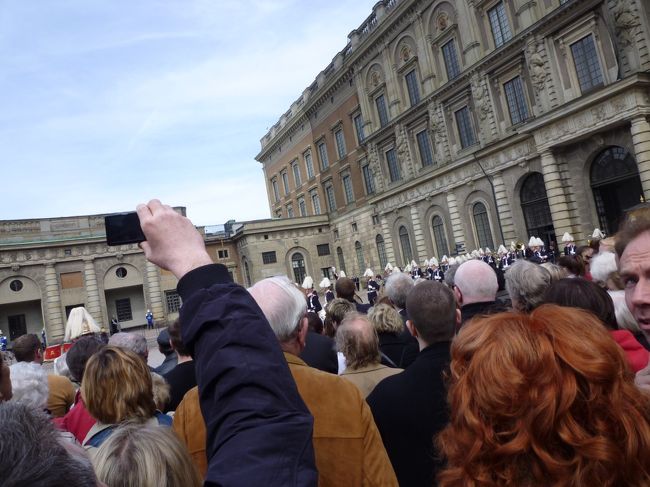 12時15分から始まるので、12時前に着いたのですが、この混雑ぶり。<br /><br />日本人平均身長よりもさらに低い私は、全然見えません。<br /><br />