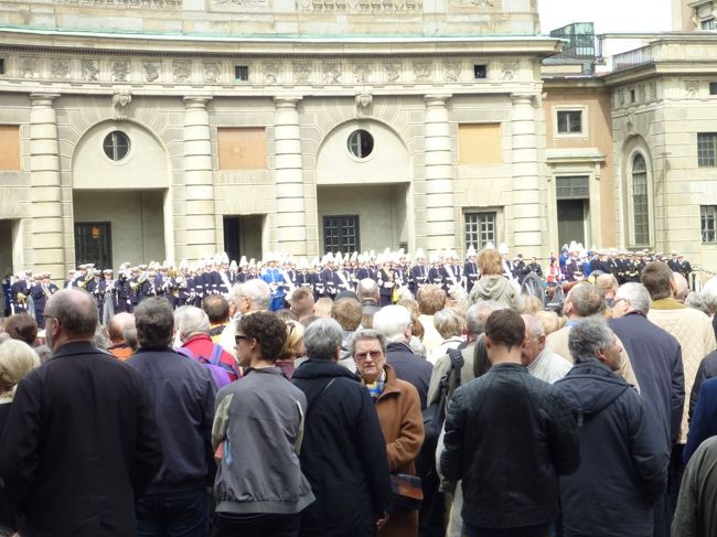 柱に登ったりして、何とか写真が撮れました。<br /><br />衛兵交代を見に来るのは観光客くらいだろうに、そんなにパリやロンドン並みに観光客が多そうでもないのに、なんでこんなに人が多いの？と思いながら交代式を見ました。