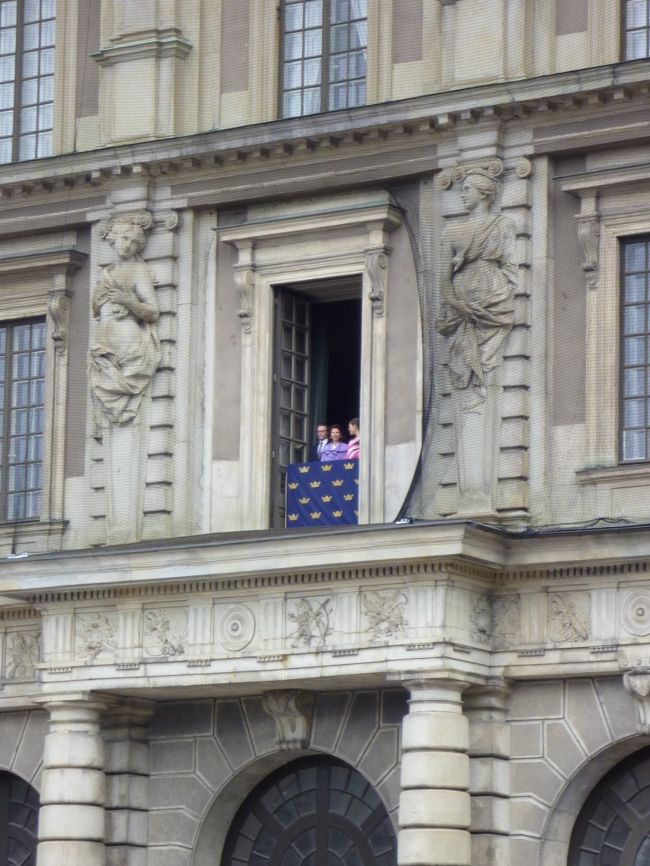 建物の窓から手を振る人がいるな〜と思ってたら、隣にいた男性が「今日は国王の誕生日なんだよ」と教えてくれました。<br /><br />人が多い理由がわかりました。<br />日本でいうところの天皇誕生日みたいな日だったようです。<br /><br />