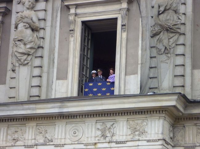 この手を振ってる人たちが国王夫妻と夫妻の長女で次期女王の方ようです。<br />スウェーデンは女性も皇位継承ができるそうで、第一子である王女が次期女王になるそうです。<br /><br />向かって右端のピンクの服を着た女性が王女様です。<br /><br />この女王様は、もうすぐ結婚するんだよ、と先ほどの男性が教えてくれました。