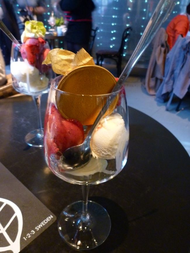 ノーベル博物館に入らないとここのカフェに入れないかと思ったのですが、後で入り口を確認すると、博物館の手前にカフェがあり、博物館に入場しなくてもカフェには入れるようでした。<br /><br />ここではノーベル賞の晩さん会で出されるデザートを食べることができます。65SEK。<br /><br />真ん中の丸い物はノーベル賞のメダル型のチョコレートです。<br />博物館の売店にも売ってありました。<br /><br />