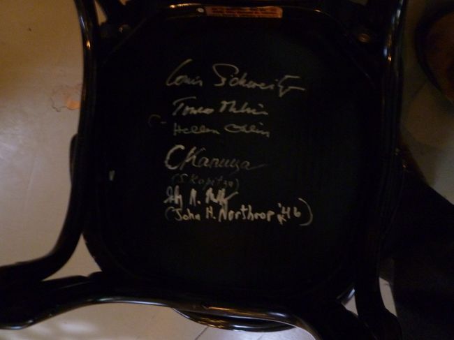 カフェの椅子の裏には、受賞者のサインがあります。<br /><br />日本人受賞者のサインを見つけようとしましたが、見つけることができず残念でした。<br />写真は、誰のサインかわからないけれど、とりあえず撮影してみたものです。