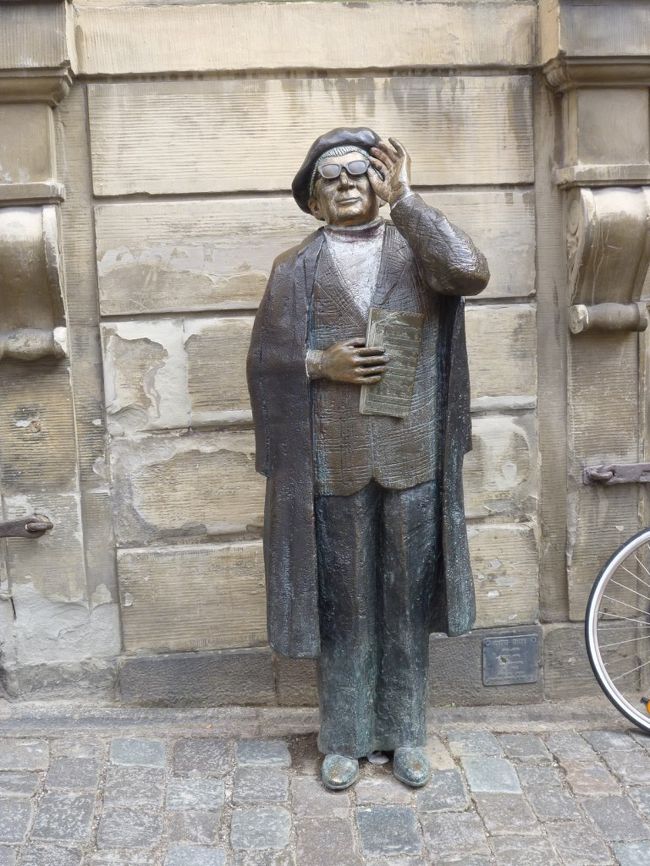 鉄の広場にある詩人Evert Taubeの像。