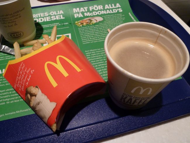 休憩がてらマックへ。<br /><br />コーヒー10SEKとポテト16SEK。<br /><br />日本円で130円くらいなので、100円マックみたいなものでしょうか。