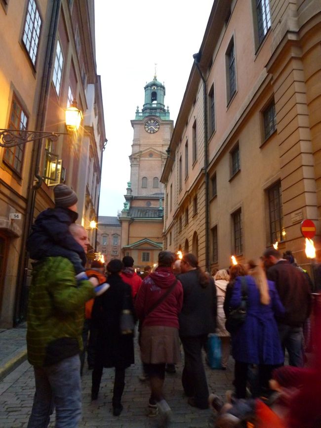 お店から出ると、松明を持った人たちが歩いていました。<br />何かのお祭りだったのかな。<br /><br />