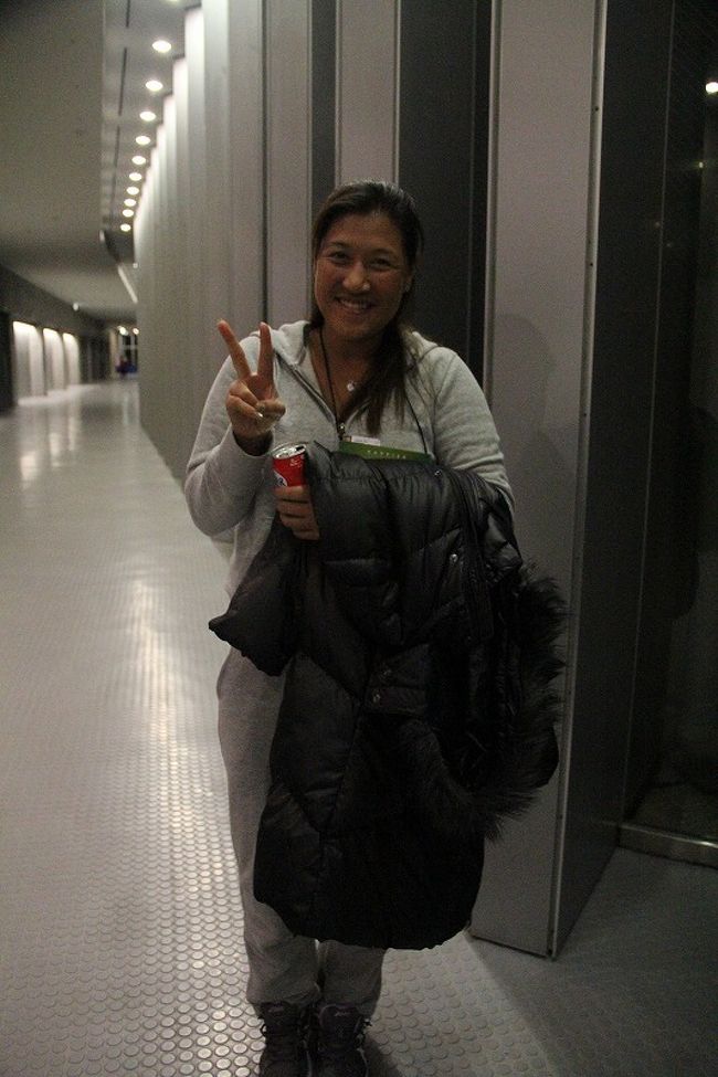 この日は試合が無かったターマリーン選手もナッニダー選手の応援で会場に来ていました。<br /><br />初めてテニスの応援に行ったのが彼女の試合だったのですが、その際にファンの人達から声を掛けられて"こんな日本のローカルな大会に出場するようなタイ人選手に日本人ファンがいるのか"と、少し驚きました。<br /><br />テニスに限らず「タイのチーム（選手）」というだけで応援に行っているので、初めて応援に行く競技ではいつも選手の予備知識０なんです。<br /><br />応援に行けば選手から挨拶に来るのでどんな選手かも知らずに（単にタイ人選手だという観念だけで）話しているのですが、ファンの人達から「すごい選手なんですよ」と言われてビックリ。<br />そして「知らないで応援してたんですか」と逆に驚かれました。<br /><br />彼女はタイでは誰でも知っているようなスーパースター級の選手のようです。