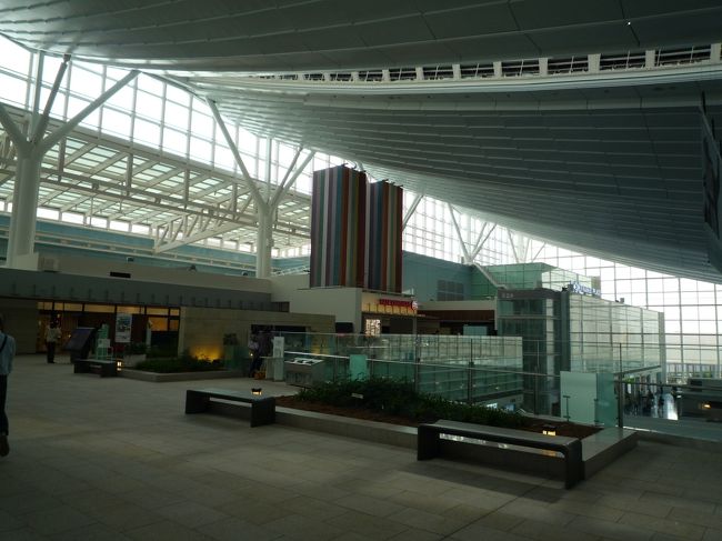 昨日たまたま見ていたテレビ番組で羽田の国際線の特集をやっており、美味しそうなお弁当を紹介していたのでコレは買わねば！と<br />思い荷物を預けた後に国際線ターミナルへ。<br /><br />国際線ターミナルはお初。<br />