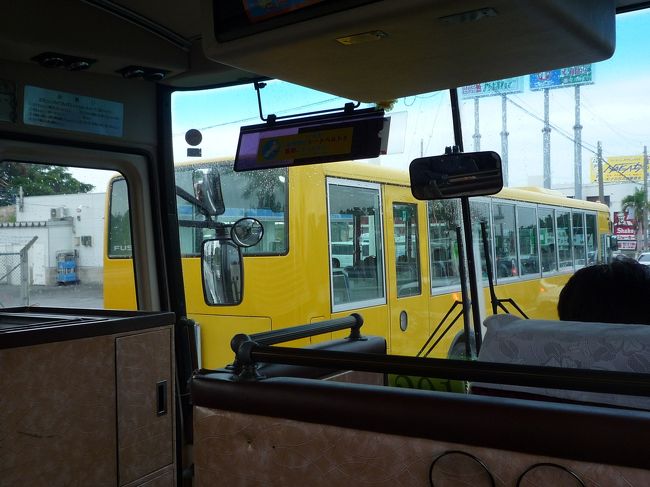 さすが沖縄。<br /><br />インターナショナルスクールの黄色いバス