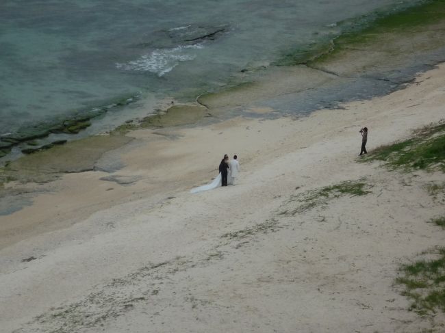 部屋からは海が。<br /><br />あ、結婚式の記念撮影中。<br /><br />（平日にも関わらず、ほぼ毎日結婚式ありました。さすがリゾート！）<br />