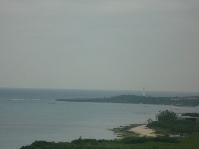 遠くに残波岬が