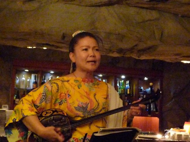 沖縄民謡のショーも見れます。<br /><br /><br />開店と同時に入ったので、かぶりつきの席でした（笑）