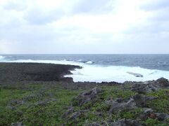 食事も終わって車を北に走らせて着いた先は、残波岬。残波岬なんて来るの何年ぶりだろう・・・。
ということで断崖絶壁にやってきました。沖縄らしくない景色が広がります。