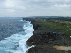 これは西海岸方面。沖縄の西海岸の方はビーチのイメージがありますが途中までは万座毛などもあるようにこんな断崖が続いています。