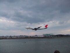 ここは那覇空港に着陸する飛行機が間近に見えるスポットです。