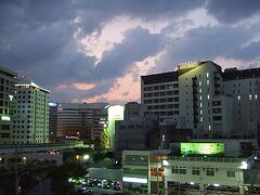 県庁前の駅から空を見ると夕焼けが広がっていました。