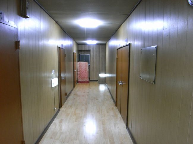 私達の客室は二階の一番奥の方でした。<br />増築したのかリフォームしたのか、奥の方は階段近くと廊下の雰囲気が違います。<br />何となく学生時代の下宿のよう。<br />そして部屋の扉を開けると室内も下宿そのもの。<br />旅館を標榜していますが、『旅館』を期待してはいけません。