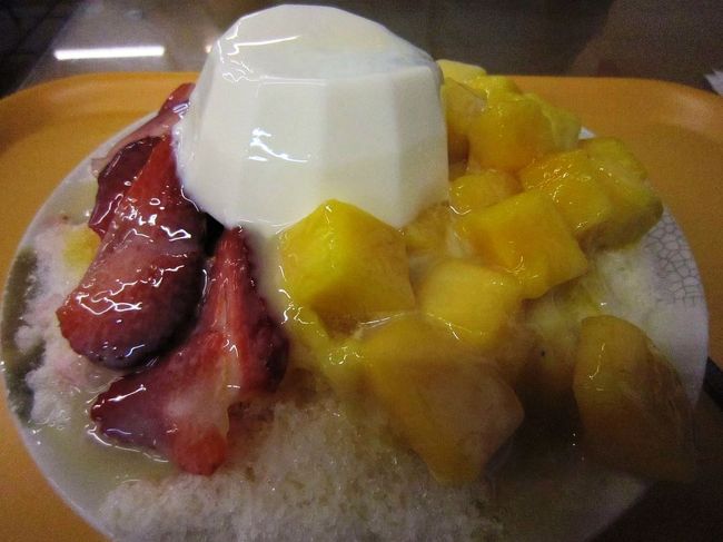 前日龍都冰店でマンゴーかき氷が食べられなかったので、ここでリベンジ！！！<br /><br />おいしい〜！上の牛乳プリン好き。