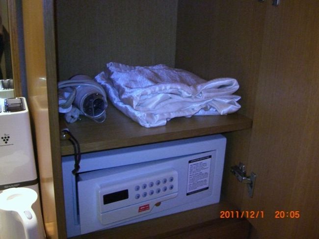 冷蔵庫の上がクローゼットで、パジャマ（ガウン）とドライヤー、システムロッカーが完備。