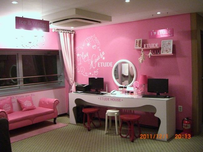 エチュードハウスと提携しているのかして、共用廊下には、こんなスペースも設けられています。<br /><br />インターネットＰＣとエチュードハウスのマニキュアが置かれていました。