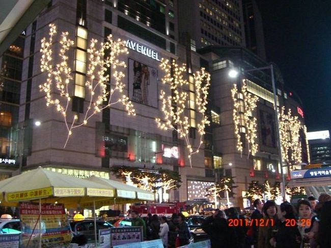お腹がすいたので、晩ご飯を食べに明洞へ行きます。<br /><br />ロッテ百貨店のイルミネーションは綺麗です。<br />クリスマスムード満点！