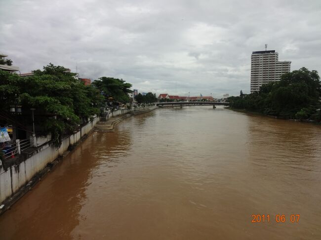 翌朝の散策。ピン川。<br /><br />今思えば洪水の前兆がこのころからあったんだろうか。