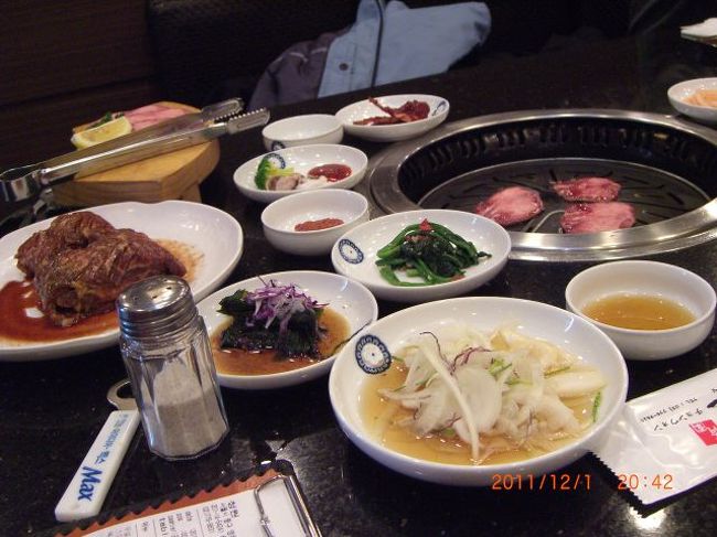 晩ご飯は「青園」で１人焼き肉。　<br /><br />明洞ギル（ロイヤルホテル前の大通り）の、クリスピードーナツを越えた所に左手に細い路地があり１０ｍほど進むとあります。<br /><br />