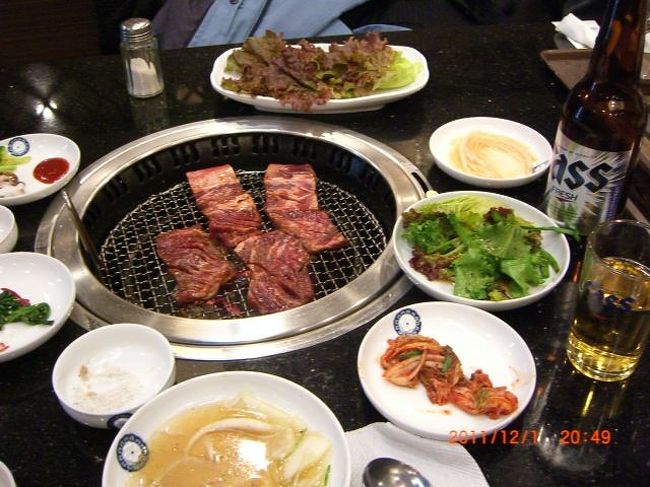 牛タン　　　　２５，０００ウォン<br />味付けカルビ　２８，０００ウォン<br /><br />ビールとご飯も頼みました。<br />１人にしては高かったけど、柔らかく臭くなくて美味しかった。