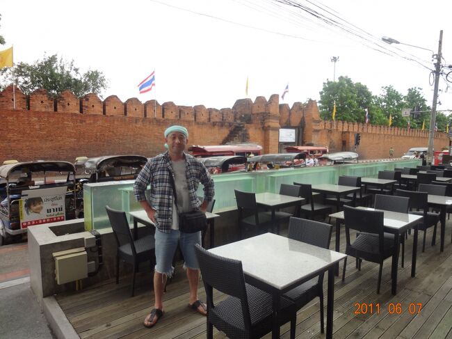 反対側からターぺー門。<br /><br />2日目にお世話になったホテルの前から。