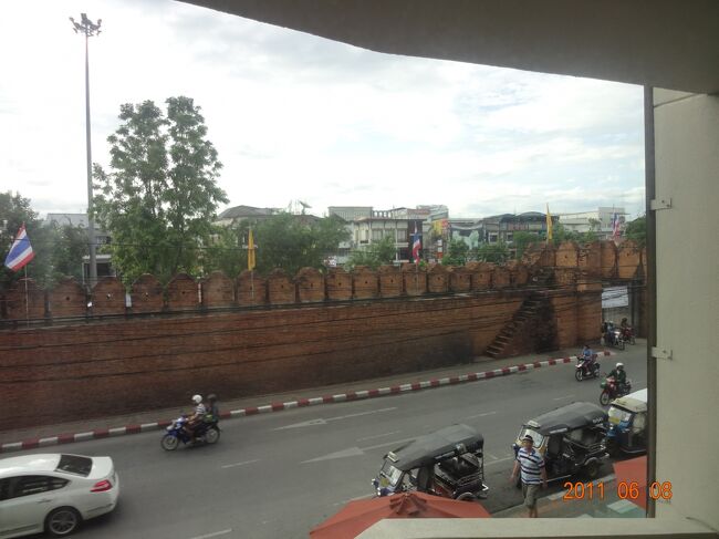 翌朝、部屋から。<br /><br />目の前にターぺー門。