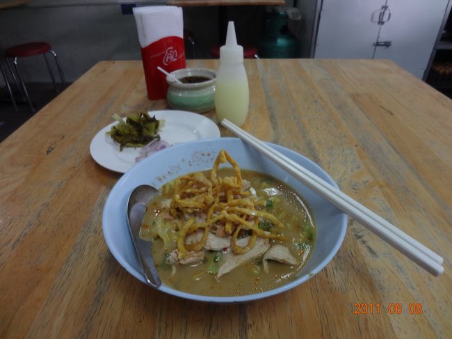 ホテルで朝食後、違うお店でチェンマイ名物カオソーイ（カレー麺）を食べた。