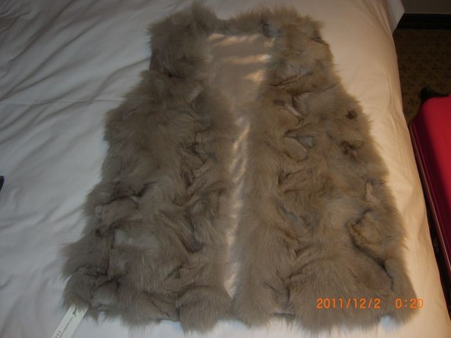 今回１番欲しかった「毛皮」です。<br /><br />梨泰院や東大門（クァンヒ市場）で探そうと思っていましたが、明洞で購入。<br />明洞にしては意外と安く６８０，０００ウォンでした。<br /><br />梨泰院とかならもっと安く購入出来たのかしら？？？