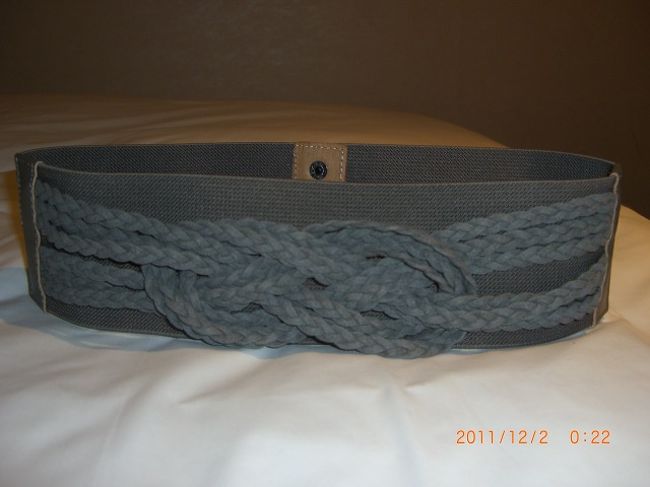 お店のお姉さんが、「毛皮の上に巻くといいよ！」と提案してくれて太ベルトも購入。<br />３０，０００ウォンでした。<br /><br /><br />初日のお買物は以上で、明日もウロウロお買物に行くぞ！