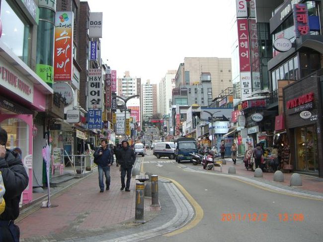 地下鉄２号線で梨大に来ました。<br /><br />女子大があるので、安くて可愛い服や靴が売られているとか…<br />