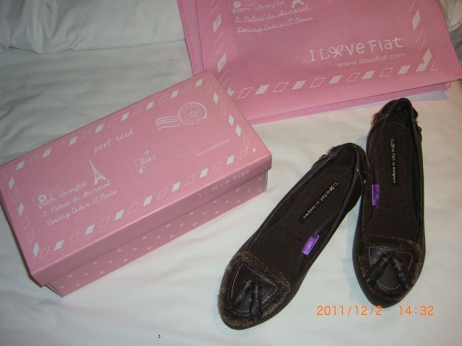 先ほどのお店で買った靴３足。