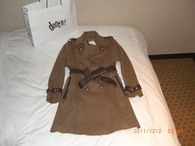 英国風コートが流行っているのか、地元の人は皆こんなコートや、マントコートを着ていました。<br /><br />これも安い１７０，０００ウォン。