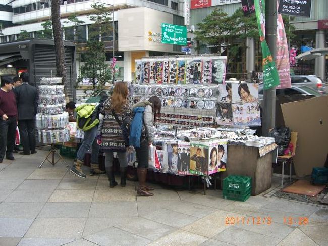 ロッテ百貨店正面入り口前にも路面店がありました。<br />気にいったグッズあったかな？