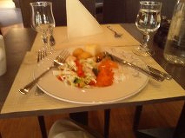 フロムでレストランらしいレストランは1件しかなかったようなのでそのレストランに入ります。エーグルブリッゲルというレストランでビュッフェです。サーモンめちゃうまかった！！デザートもおいしかった！！料金は230クローネ（3000円）くらいだったような気がします。おいしかったので満足です<br />